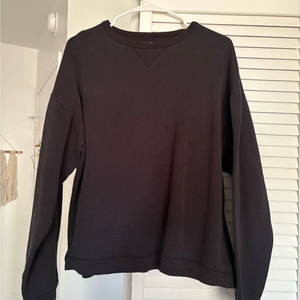 staple black crewneck for everyday wear!